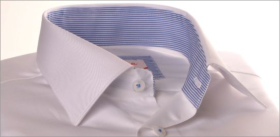 Chemise blanche à col et poignets à rayures bleues