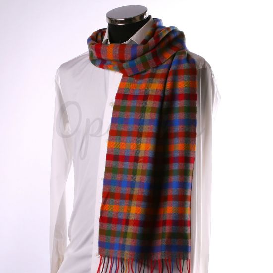 Echarpe en laine à carreaux multicolores sur fond gris